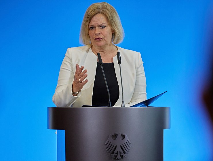 Bundesinnenministerin Nancy Faeser (SPD) war sehr zufrieden, als sich die Staaten der Europäischen Union nach jahrelangen Verhandlungen auf eine Reform ihres Gemeinsamen Europäischen Asylsystems geeinigt hatten. (Archivbild) - © Jörg Carstensen/dpa