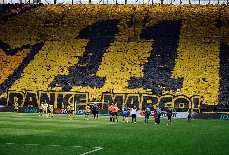 Die Dortmunder Südkurve verabschiedete Marco Reus mit einer eigenen Choreographie. - © Bernd Thissen/dpa