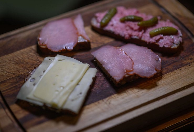 Belegte Brotscheiben: mit Käse, Schinken, Zwiebelmettwurst. (Symbolbild) - © Robert Michael/dpa