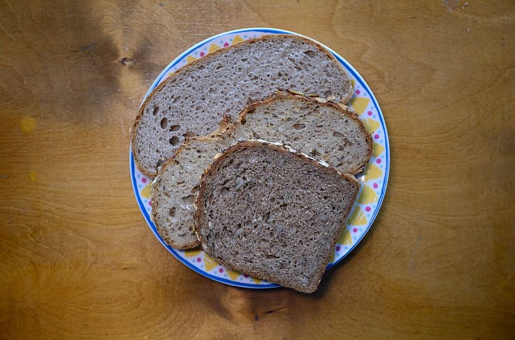 Deutschlands Stolz ist die Brotvielfalt - hier zum Beispiel Kürbiskernbrot, Vollkornbrot und Mischbrot. (Symbolbild) - © Robert Michael/dpa