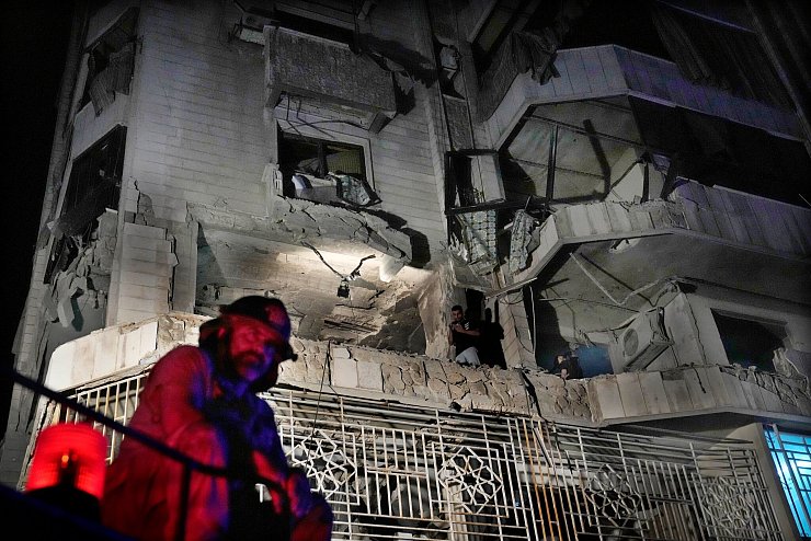 Israels Luftwaffe greift erneut in Beirut an. - © Hussein Malla/AP/dpa