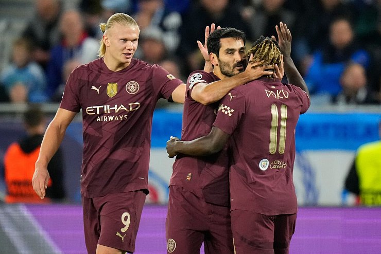 Rückkehrer Ilkay Gündogan (Mitte) traf für ManCity in Bratislava. - © Petr Josek/AP