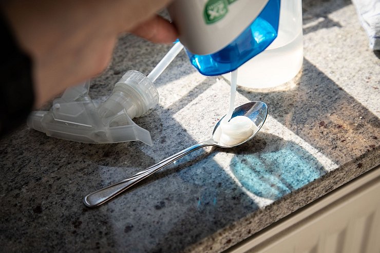 Schritt 1: Einen Teelöffel Shampoo mit 100 Milliliter Wasser in einer Sprühflasche mischen. - © Christin Klose/dpa-tmn