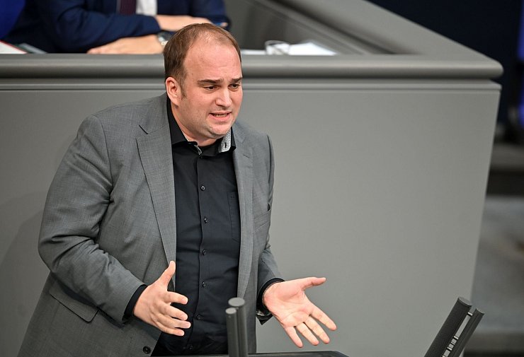 Der SPD-Bundestagsabgeordnete Sebastian Roloff warnt vor möglichen Folgen des Personalabbaus bei der Post. - © Rabea Gruber/dpa
