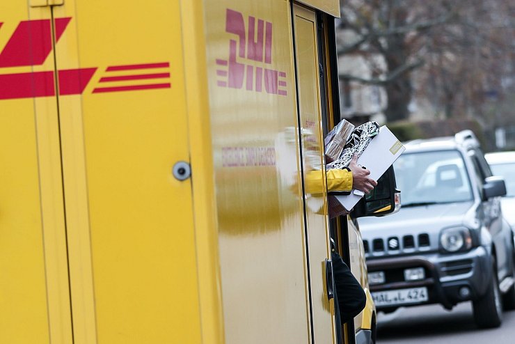 Ein Paketbote liefert Pakete aus - mancherorts waren Bundesbürger verärgert über die Qualität der Zustellung. - © Jan Woitas/zb/dpa
