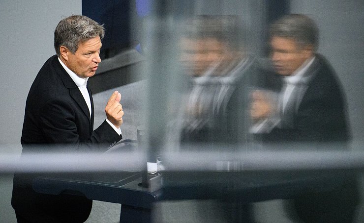 Bundeswirtschaftsminister Robert Habeck (Grüne) räumt ein, dass deutsche Handwerker zu viel Zeit aufwenden müssen für Papierkram. - © Bernd von Jutrczenka/dpa