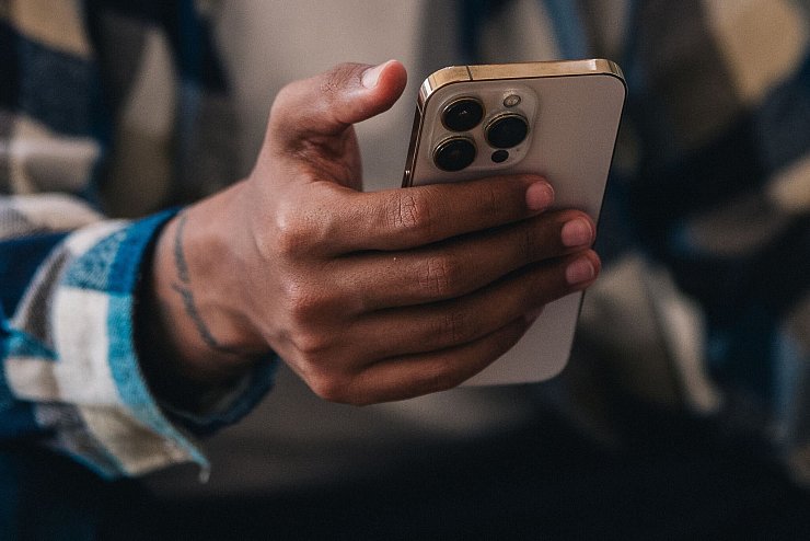 Worauf man beim Kauf eines Refurbished-Smartphones achten sollte? Dass es noch lange Updates vom Hersteller erhält. - © Zacharie Scheurer/dpa-tmn