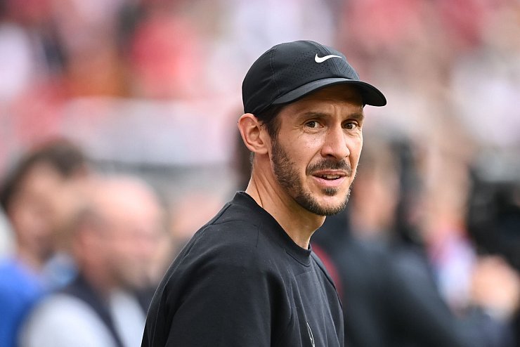 Am Sonntag treffen der SC und Trainer Julian Schuster auf Bayer Leverkusen. - © Silas Stein/dpa