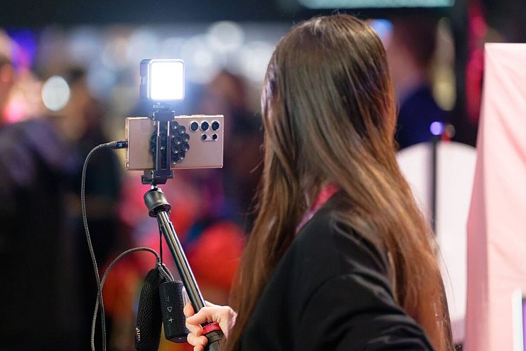Beim VideoDays Festival in Köln filmen sich junge Menschen auch für ihre Social-Media-Kanäle. - © Henning Kaiser/dpa