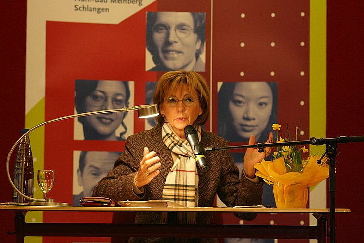 Einschreiten gegen Kinderarmut: TV-Journalistin Maria von Welser bei der Semestereröffnung der Detmolder VHS. 