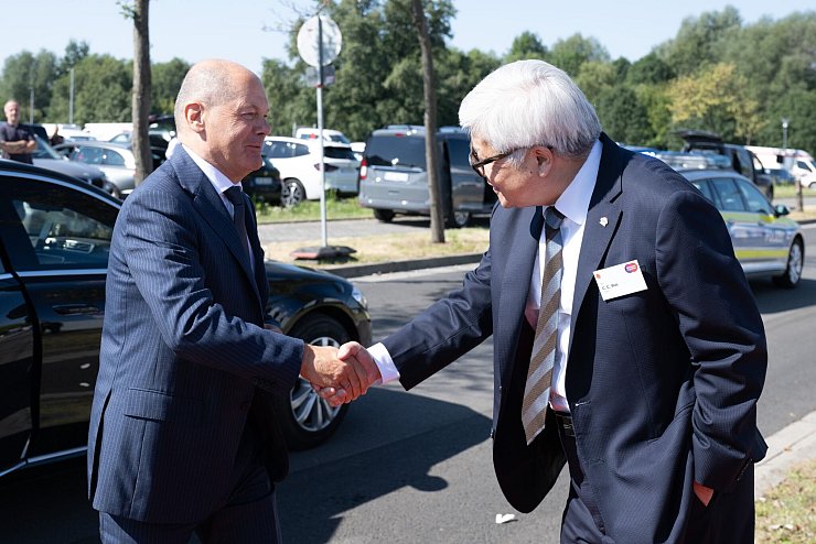 TSMC-Chef Wei begrüßt Bundeskanzler Scholz. - © Sebastian Kahnert/dpa