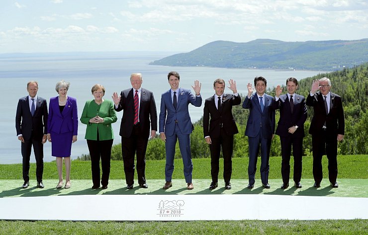 Erst winkte er noch freundlich für Familienbild - dann ließ Trump 2018 am Ende den G7-Gipfel scheitern, indem er seine Zustimmung zur Abschlusserklärung zurückzog. (Archivbild) - © Michael Kappeler/dpa