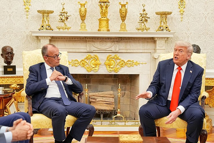 Das erste Gespräch zwischen Trump und Merz ist harmonisch verlaufen. Jetzt sehen sie sich in größerer Runde in Kanada wieder. (Archivbild) - © Michael Kappeler/dpa