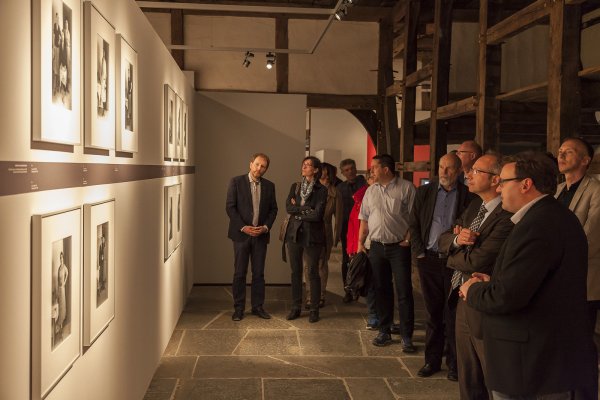 Das Themenjahr ist eröffnet: Wissenschaftler Hauke-Hendrik Kutscher (rechts) gibt die erste Führung durch zur neuen Ausstellung. - © Gocke