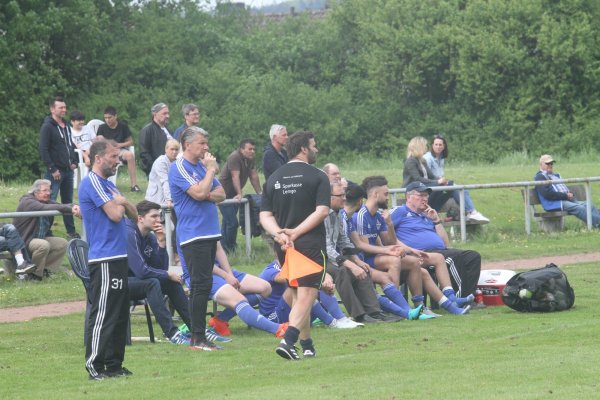 Müssen punkten: Salzuflens Chefcoach Stefan Braunschweig (links) und sein Co Jörg Pundmann (zweiter von links, stehend) wollen sich gegen den FC Bad Oeynhausen am Sonntag etwas einfallen lassen. - © Dietmar Welle