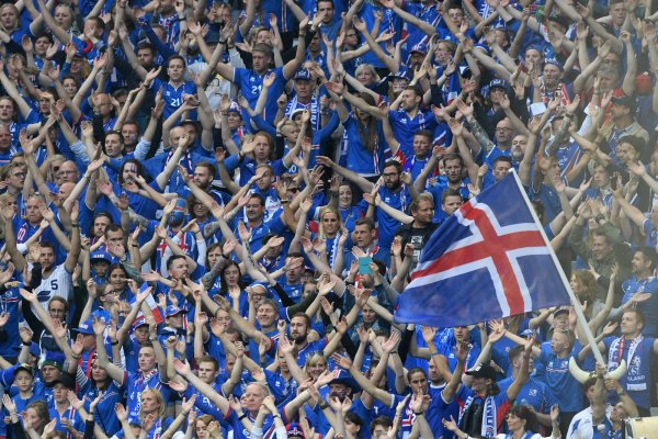 "Huh!" So feuerten die isländischen Fußball-Fans ihre Mannschaft bei der Europameisterschaft an. - © Peter Kneffel/dpa