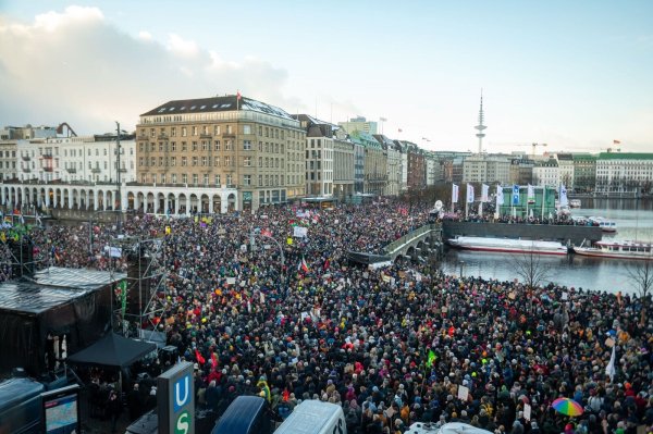 Rund um den Jungfernstieg sammeln sich Tausende Demonstranten - viel mehr als erwartet. Der Protestzug wurde aufgrund von Überfüllung gestoppt. - © Jonas Walzberg/dpa