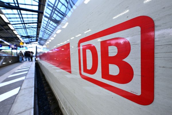 Seit Anfang November stecken die Deutsche Bahn und die GDL in einem Tarifkonflikt. - © Martin Schutt/dpa