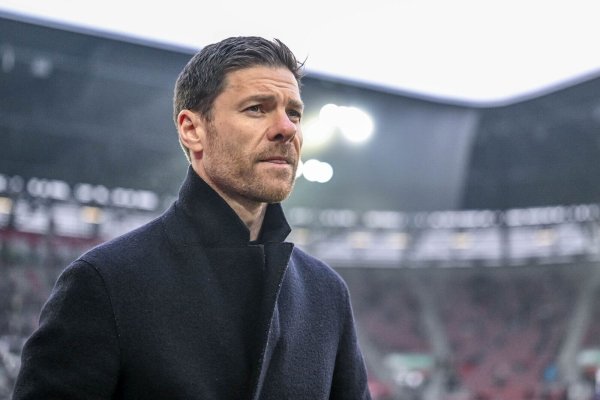 Leverkusens Trainer Xabi Alonso steht vor einem Spiel im Stadion. - © Harry Langer/dpa