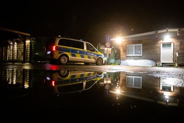 Die Polizei steht vor einer Flüchtlingsunterkunft. - © Justin Brosch/dpa