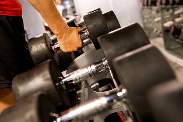 Hanteltraining im Fitnessstudio - © Foto: Franziska Gabbert/dpa-tmn