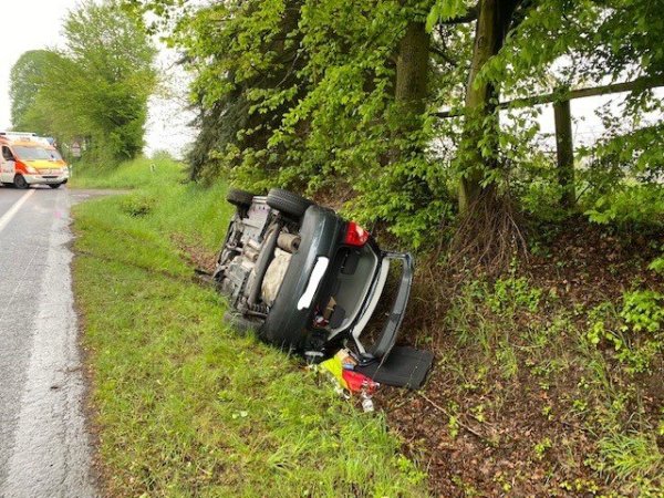 Der VW landet im Straßengraben. - © Feuerwehr Blomberg
