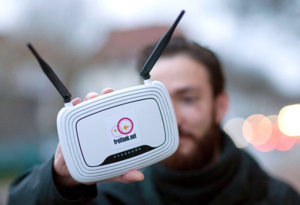 Der Freifunker Santos vom "Hackerspace" Bielefeld zeigt in Bielefeld
einen Router mit der Aufschrift "freifunk.net". Aus Angst vor
Datenmißbrauch oder Kommerzialisierung suchen viele Menschen eine
sichere und unabhängige Möglichkeit, im Netz zu surfen und werden zu
Freifunkern. - © dpa