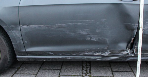 Dieser Kratzer ist bei dem Unfall entstanden. - © Polizei Lippe