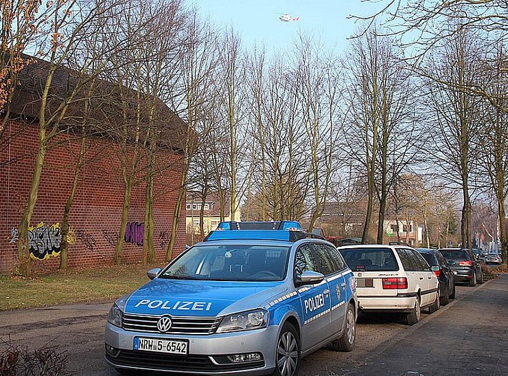 Rund um das Schulzentrum Süd in Bad Oeynhausen sucht die Polizei mit Streifenwagen und einem Hubschrauber nach dem Geflüchteten. - © FOTO: NICOLE BLIESENER