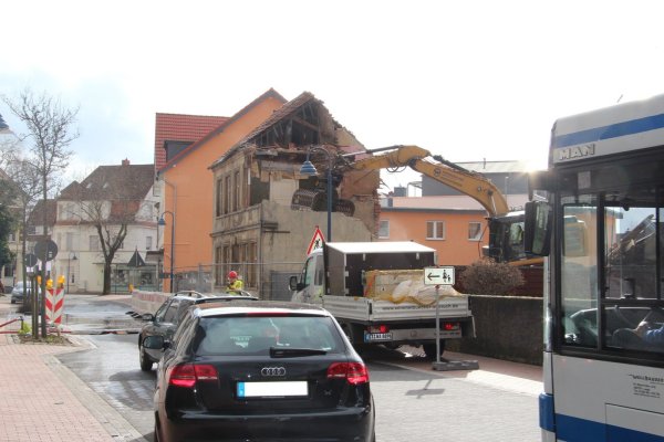 Bald nur noch ein Schutthaufen: das ehemalige Wohnhaus in der Rhienstraße. - © Archiv: Cordula Gröne