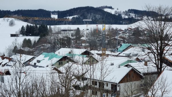 Bei einem Hagelsturm wurden mehrere Dächer in Bad Bayersoien beschädigt. - © Michael Faulhaber/dpa