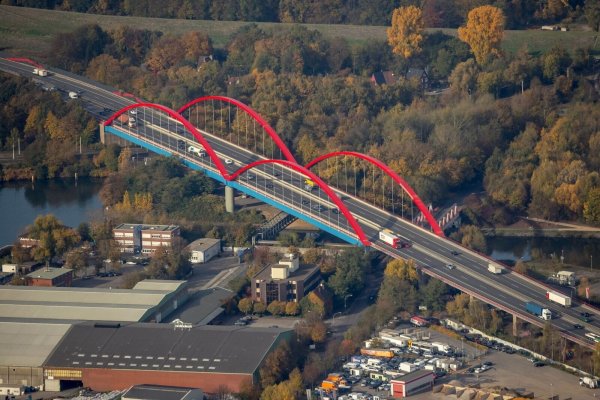 Luftaufnahme der A42-Brücke über den Rhein-Herne-Kanal in Bottrop. - © Hans Blossey/Autobahn-Westfalen/dpa