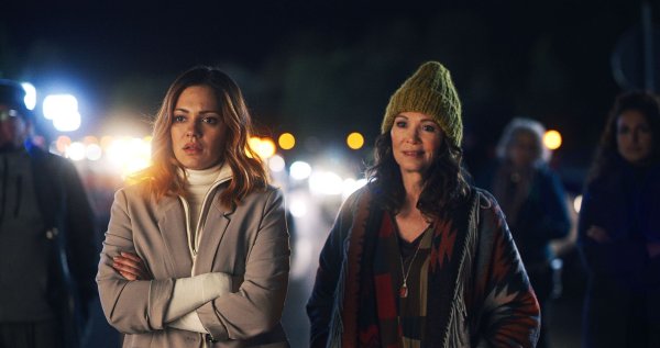 Iris Berben (r) als Marianne und Nilam Farooq als Tiana in «791 km»: Die beiden müssen dringend nach Hamburg. - © -/PANTALEON Films/dpa