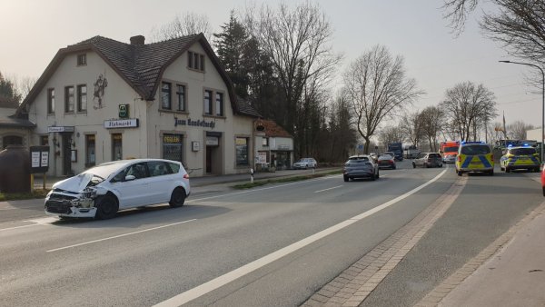 Zwei Autos sind auf der Herforder Straße kollidiert. - © Nadine Uphoff