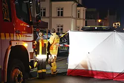 Die Polizei hat in der Bachstraße in Detmold einen Sichtschutz aufgebaut, der betreffende Bereich wurde großräumig abgesperrt. - © Freitag-TV