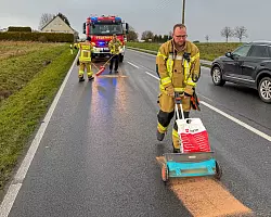 Einsatzkräfte der Feuerwehr streuen eine Ölspur ab, die sich quer durch die Stadt zieht. - © Marco Schweiger/Feuerwehr Detmold