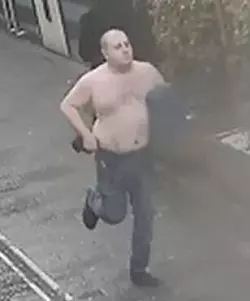 Die Polizei sucht diesen Mann. - © Polizei