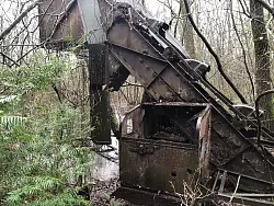 Ein alter Schaufelradbagger erinnert an die Historie der ehemaligen Tonkuhlenteiche. Auch im Bereich des Wäldchens wurde einst der Rohstoff abgebaut.


 - © Till Brand