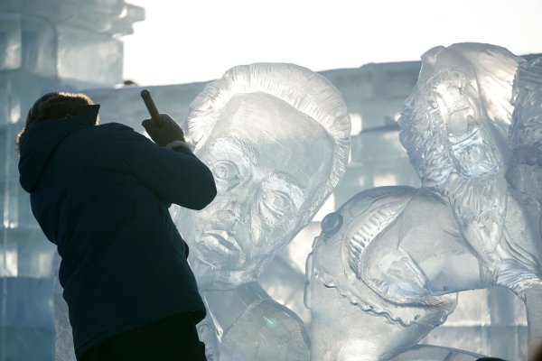 Ein Teilnehmer des Wettbewerbs arbeitet an einer Eisskulptur in der Harbin Ice-Snow World. - © Wang Jianwei/XinHua/dpa