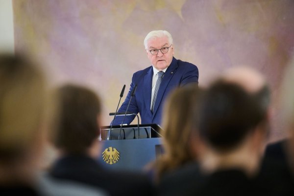 Bundespräsident Frank-Walter Steinmeier hat den Zehntausenden Helferinnen und Helfern in den Hochwassergebieten gedankt und seine Hochachtung ausgesprochen (Archivbild). - © Annette Riedl/dpa