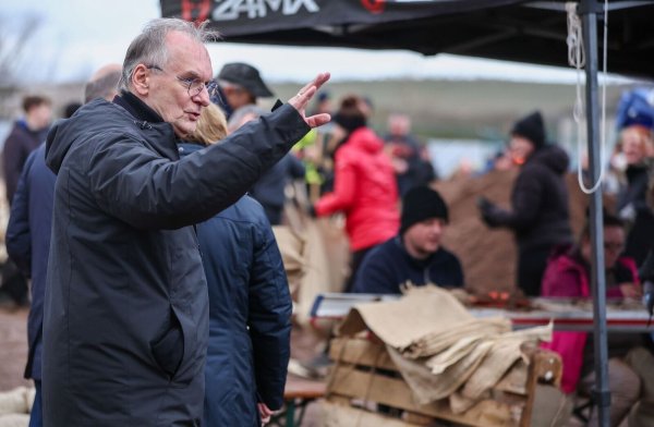 Sachsen-Anhalts Ministerpräsident Reiner Haseloff (CDU) ist bei einem Besuch im Hochwassergebiet unfreundlich empfangen worden. - © Jan Woitas/dpa