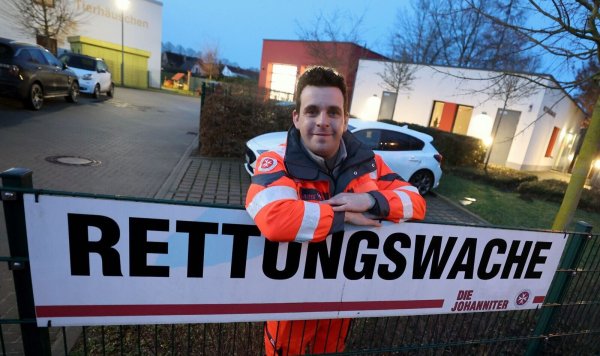 Christian Manshen beginnt seine 12-Stunden-Schicht in der Rettungswache. - © Bernd Wüstneck/dpa