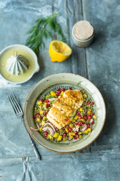 Kleine gr&uuml;ne Linsen, gelbe Mango-St&uuml;ckchen und rote Granatapfelkerne sorgen bei diesem raffinierten Salat von Inga Pfannebecker f&uuml;r ein Farbenfeuerwerk. - &copy; Wolfgang Schardt/Gr&auml;fe und Unzer/dpa-tmn