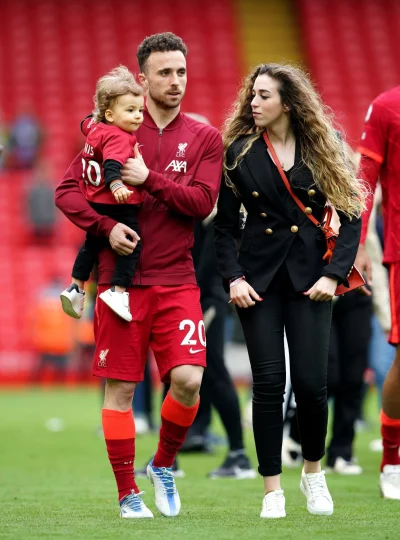 Diogo Jota und seine langjährige Partnerin Rute Cardoso im Jahr 2022 mit einem ihrer drei Kinder. - © Peter Byrne/PA Wire/dpa