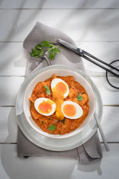 Wer dieses Curry fleischlos genießen will, gibt statt Brühwürstchen einfach gekochte Eier hinein. - © B. Lütke Hockenbeck/LV.Buch/dpa-tmn