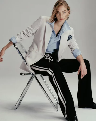 Machen den Jogginghosen-Look schick: Blazer und Blusen. Hier ein Beispiel von Max Mara (Blazer ca. 1.829 Euro, Hemdbluse ca. 319 Euro, Hose ca. 219 Euro, Tuch ca. 105 Euro). - &copy; Max Mara/dpa-tmn