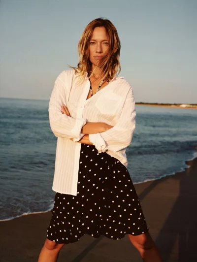 L&auml;ssig wird Polka-Dot-Look bei Gant in Kombination mit einer weiten Hemdbluse (Rock ca. 150 Euro, Bluse ca. 130 Euro). - &copy; Gant/dpa-tmn