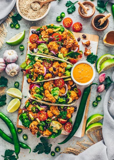 Bunt und lecker: Food-Bloggerin Bianca Zapatka serviert zu ihren Blumenkohl-Tacos auch eine leckere Tahini-Sauce. - &copy; Bianca Zapatka/dpa-tmn