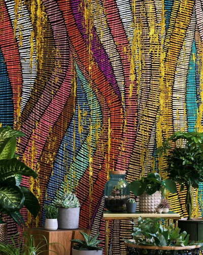 Strukturtapeten - hier von Marburg - kommen in Kombination mit natürlichen Materialien und vielen Pflanzen besonders gut zur Geltung. - © Marburg/DTI/dpa-tmn