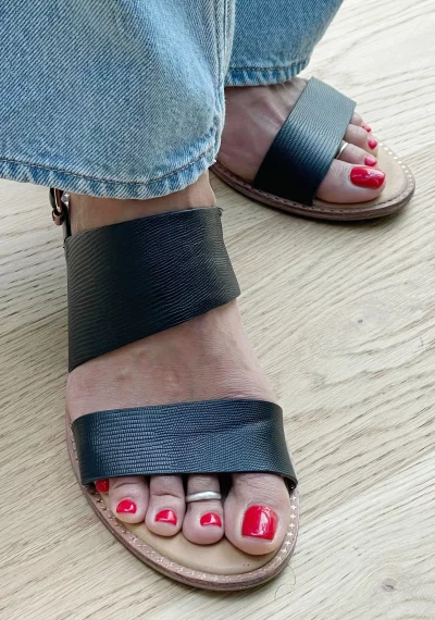 Tipp aus der Ballettszene: Babypuder reduziert das Schwitzen und kann bei neuen Sandalen eine Hautreizung durch Reibung verhindern. - © Nadja Aumiller/dpa-tmn